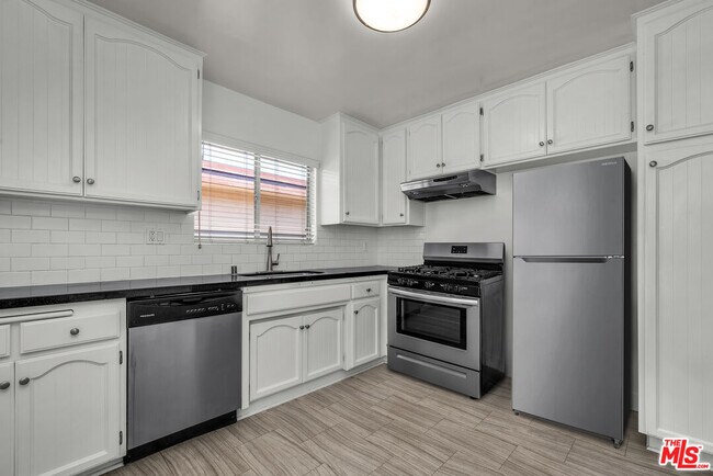 Building Photo - 248 Rexford Dr