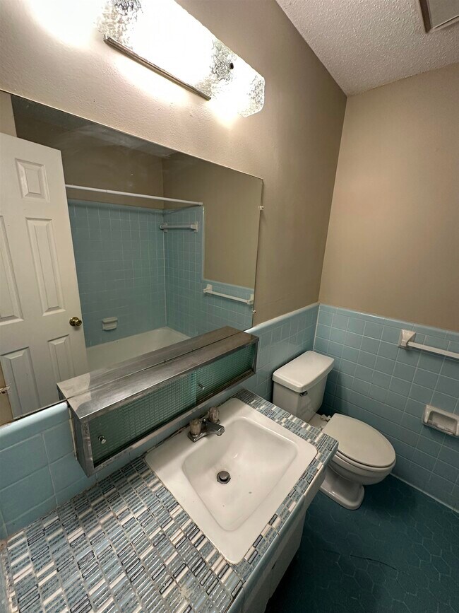 Building Photo - 443 N Highland St