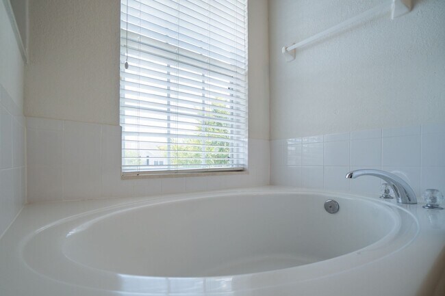 Building Photo - Beautiful 3/2.5 Townhome in gated communit...