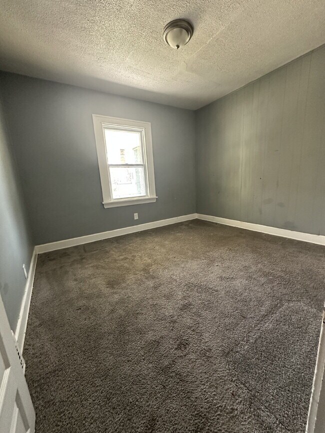 Building Photo - Newly Renovated 2BR/1BA First Floor Apartment in Nearby Larchmere Neighborhood