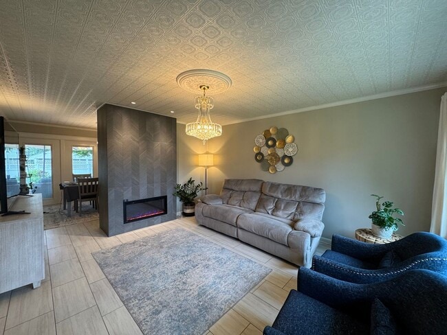 Building Photo - Gorgeous 3 Bed 1.5 Bath Single-Family Home...