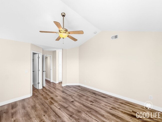 Building Photo - Stunning 2B/2.5BA Townhome in Mission Hill...