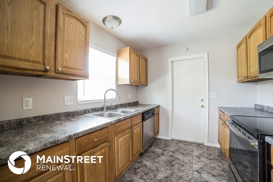 Building Photo - 2285 Kent St NE