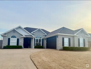 Building Photo - Stunning Home Near Color Mt. Bike Preserve