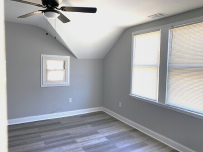 Building Photo - 4310 Ridgewood Ave