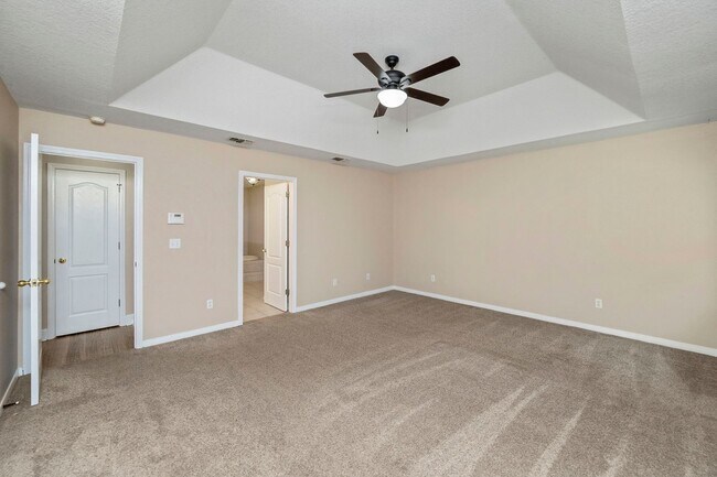 Building Photo - Spacious Home in Navarre!
