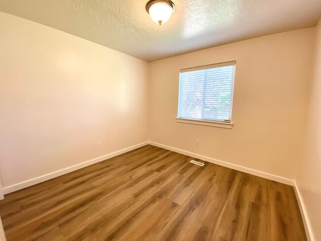 Building Photo - 4 bedroom PLUS office or 5th bedroom in NW Meridian Avail Mid August