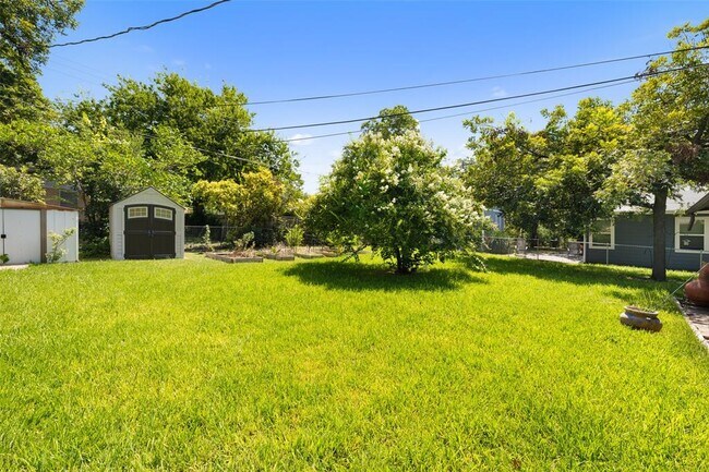 Building Photo - 1206 Larkwood Dr