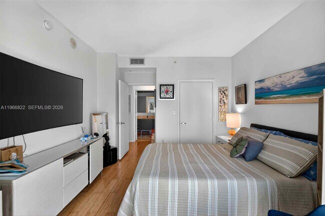 Building Photo - 1900 N Bayshore Dr