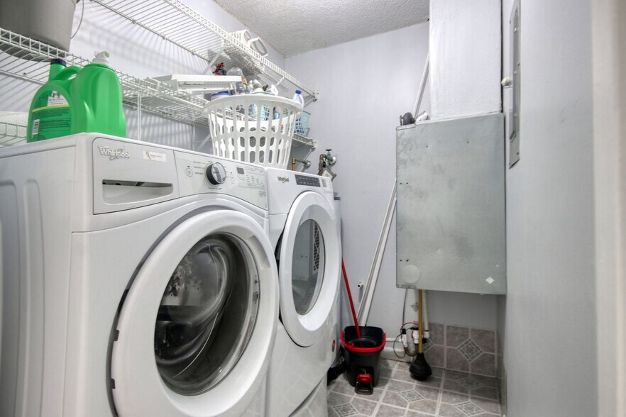 Building Photo - 104 Spanish Oak Dr