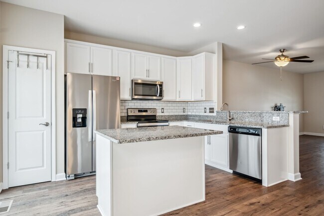 Building Photo - 3 bed/ 3 1/2 bath.  Dog Friendly.