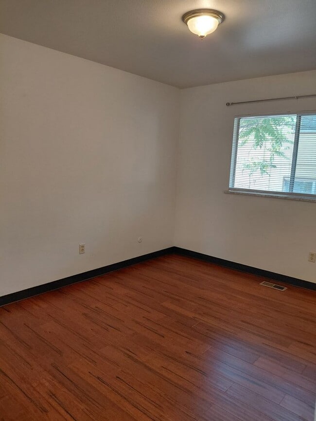 Building Photo - ALL PROSPECTIVE TENANTS MUST SUBMIT A $58 ...