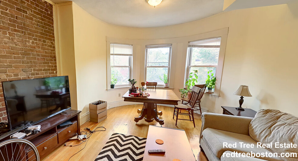 Apt 3 - 1402 Beacon St