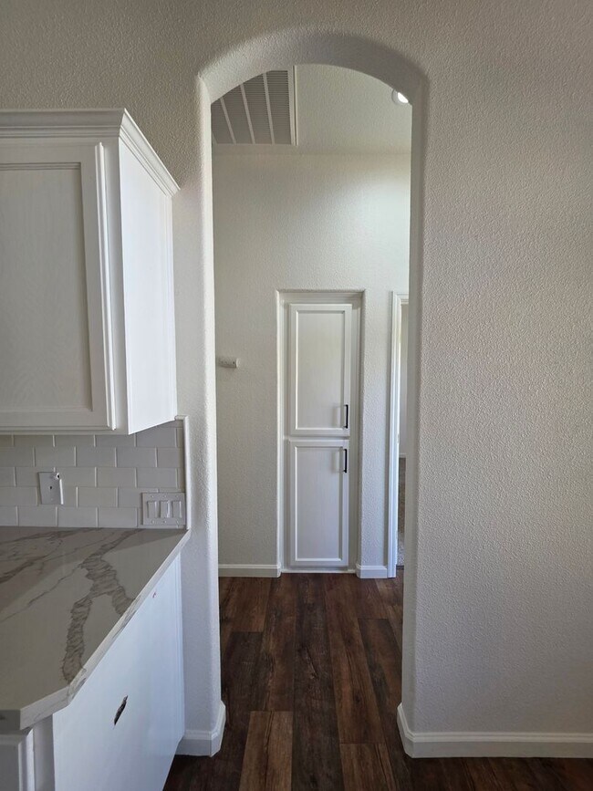 Building Photo - 3 bedroom 2 bathroom in a desirable SE Vis...
