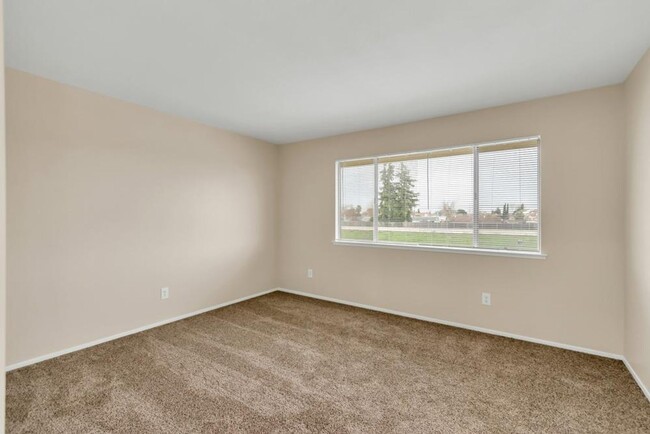 Building Photo - Updated 3 Bed 1.5 Bath Townhome
