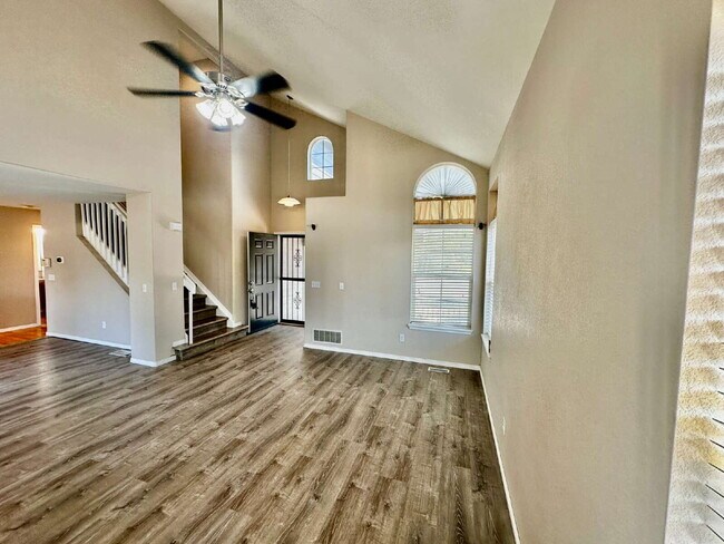 Building Photo - "Charming Centennial Retreat: Spacious 3-Bedroom Home with 2.5 Baths!