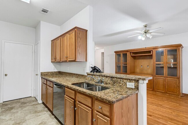 Building Photo - 721 Somerset Dr