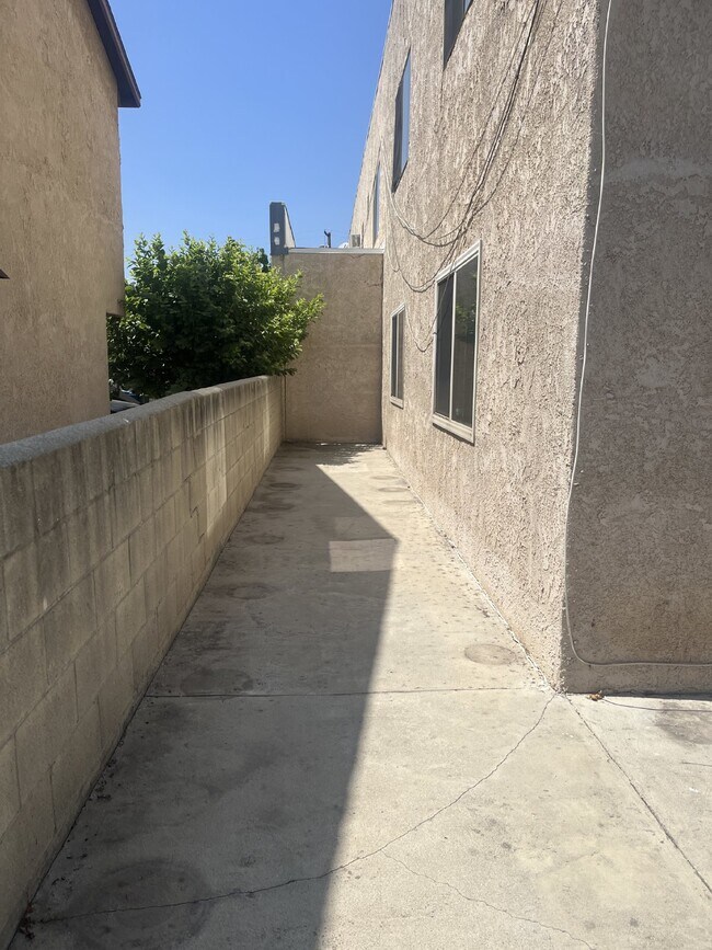 Building Photo - 1016 Benito Ave