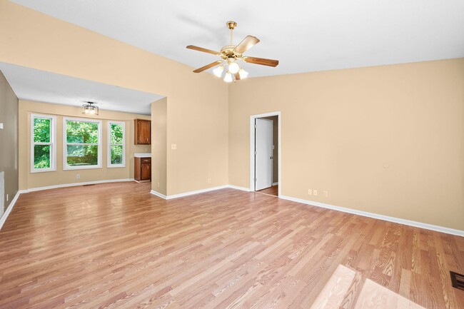 Building Photo - Charming Brick Ranch with Spacious Living Areas & Beautiful Bay Window Views!