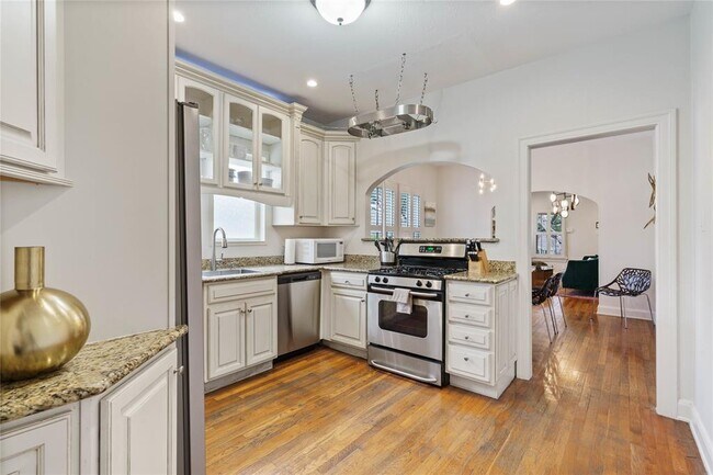 Building Photo - 2106 Kenwood Ave