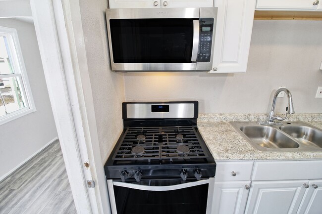 Building Photo - 5 Bed 2 Bath Home Close to Downtown GJ!