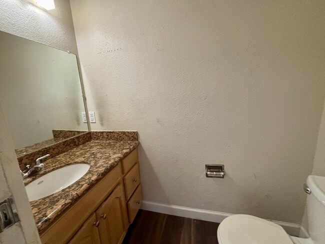 Building Photo - 1055 Mohr Ln