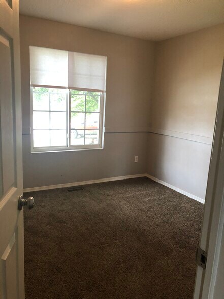 Building Photo - 850 W Hickory Nut Ct