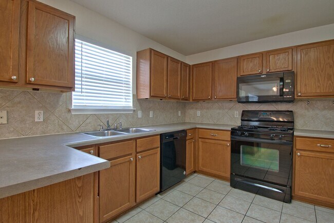 Building Photo - Well Maintained 4 Bed House in Kyle