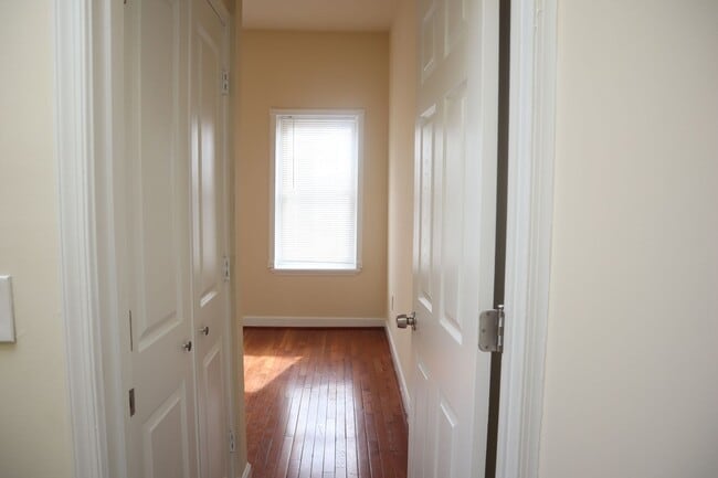 Building Photo - (Townhouse for Rent ) Simply Beautiful