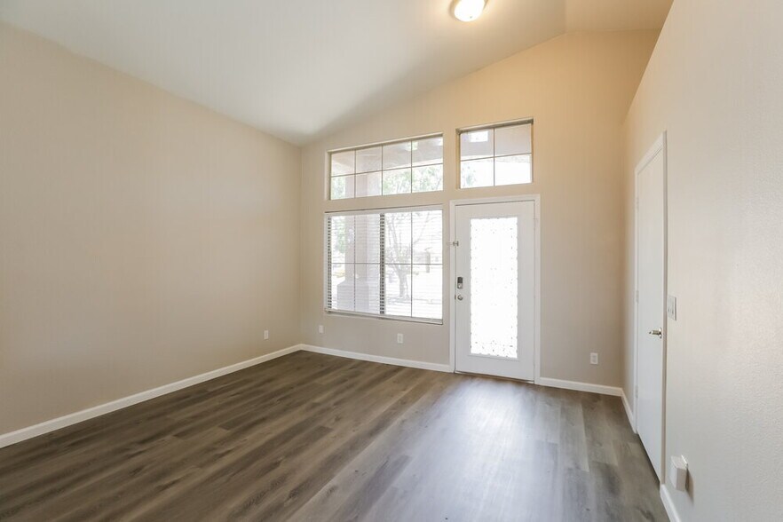 Building Photo - 2411 E Augusta Ave