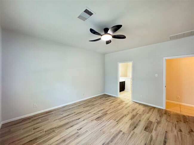 Building Photo - 8107 Gran Villa Dr