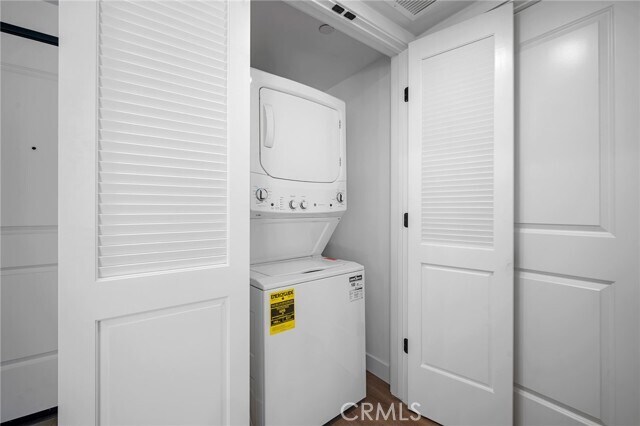 Building Photo - 10657 Moorpark St