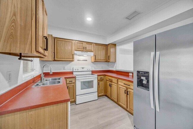 Building Photo - 2 Bedroom and 2.5 Bathroom Townhouse