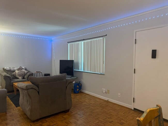 Building Photo - Great location for $1600/month - 2bd/1ba with TWO assigned parking spaces (tandem spaces)