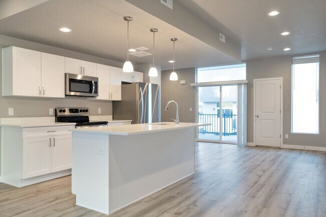 Building Photo - Beautiful 4 Bed - 3 Bath Townhome in Great Clearfield Location! Available on June 10th!