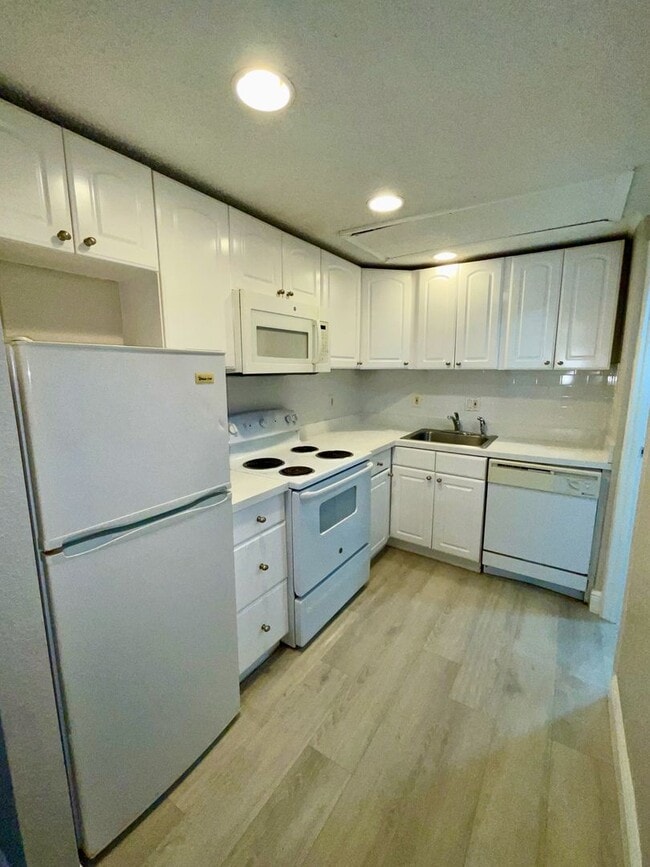 Building Photo - Remodeled Studio w/ Screened Patio "Crossi...