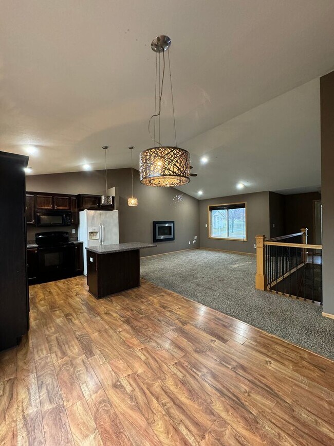 Building Photo - Dogs are welcome no cats. Available January 1, 2026 NW Rochester 4 bedroom 3 bath 2 car attached ...