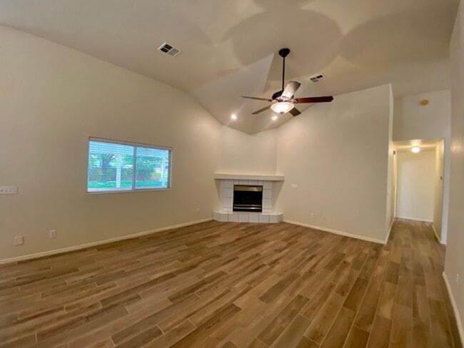 Building Photo - SPACIOUS HOME FOR RENT!