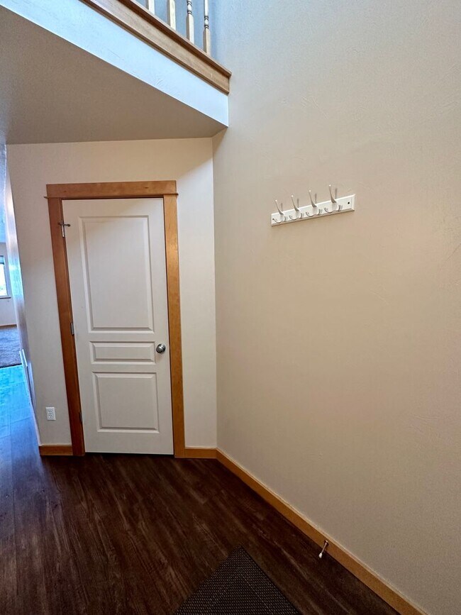 Building Photo - Spacious & Updated Townhome in Broadwater ...