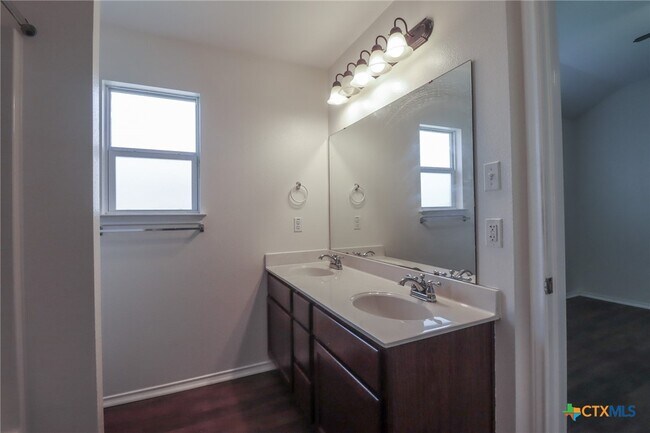 Building Photo - 7819 Bridgepointe Dr