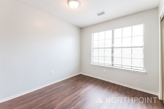 Building Photo - 3 BR/2BA | Updated Single Family Home |  Private backyard | In Dallas!