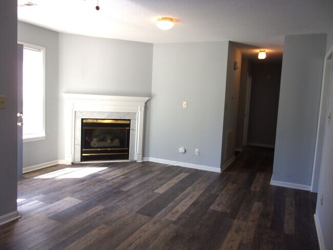 Building Photo - Ground Floor 2 Bedroom 2 Bath Condo in Farmington Hills