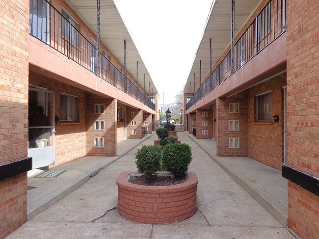 Building Photo - 4405 Chippewa St