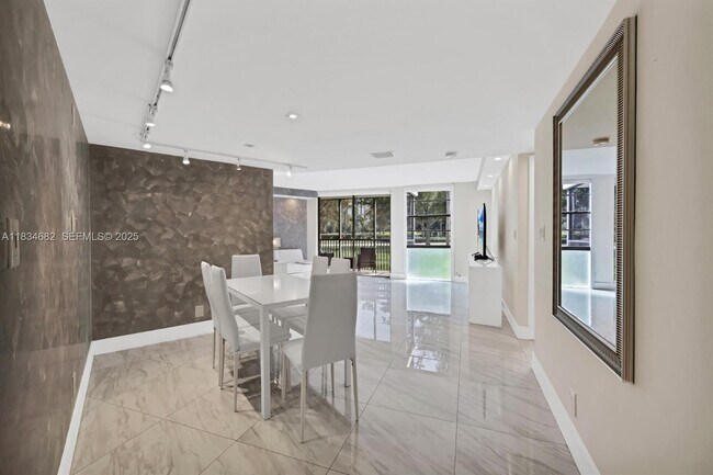 Building Photo - 3101 N Country Club Dr