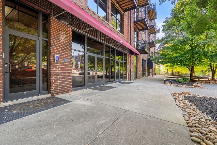 Building Photo - 1060 Worlds Fair Park Dr