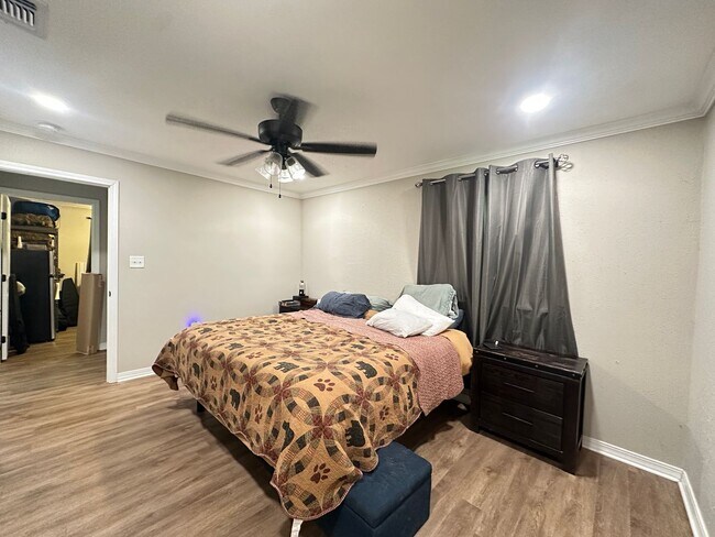 Building Photo - BEAUTIFUL CUSTOM HOME