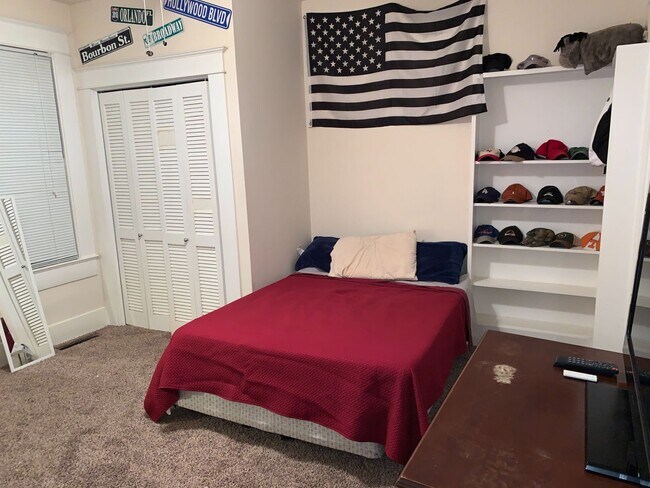 Building Photo - 909 W 30th St