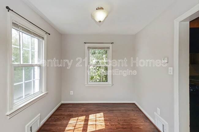 Building Photo - 2707 Jefferson Dr