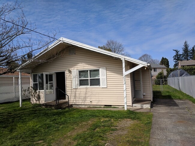 Primary Photo - Great SE Portland Bungalow Close to Lynchview Park!