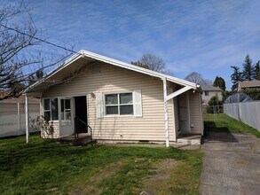 Building Photo - Great SE Portland Bungalow Close to Lynchview Park!